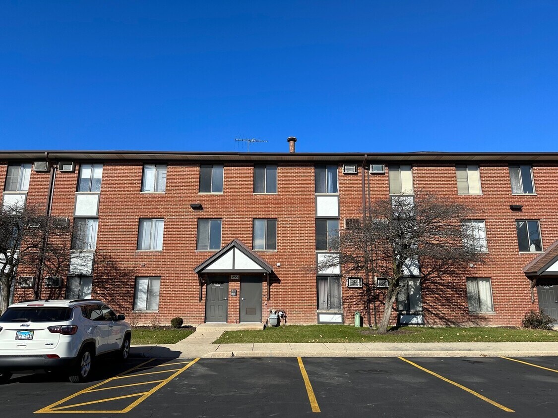 285 N Gregory St Unit 9, Aurora, IL 60504 Condo for Rent in Aurora
