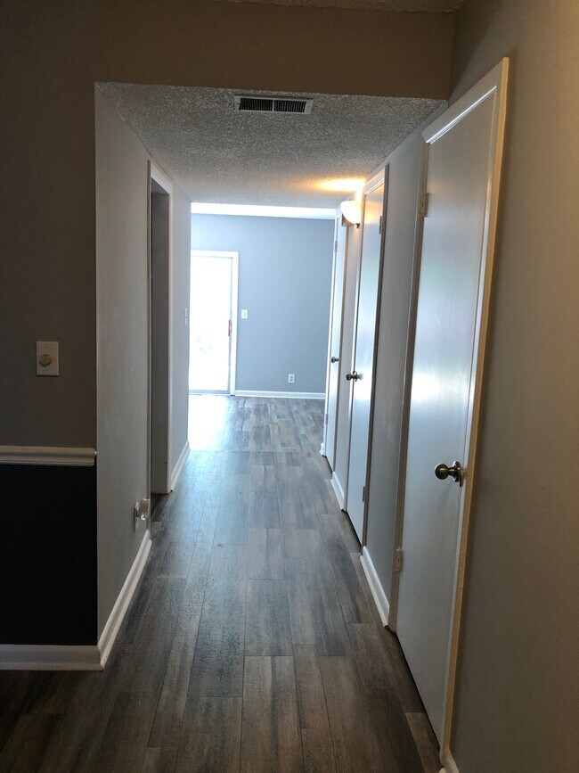 Foto del edificio - 599 Winding Creek Rd