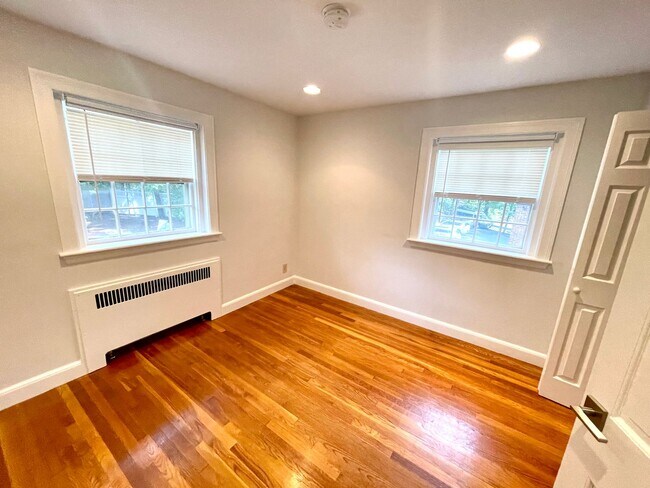 Foto del edificio - 2Bed / 1Bath in Newton - Next to MBTA Waba...