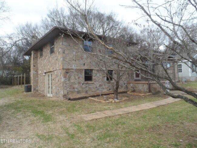 Building Photo - 4917 Lincoln Dr