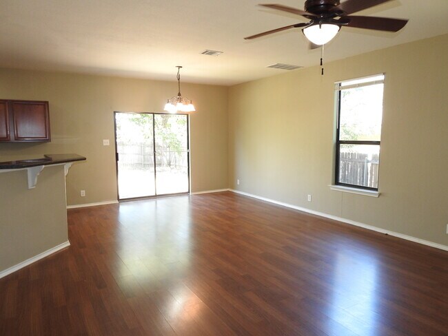 Foto del edificio - 571 New Country Rd