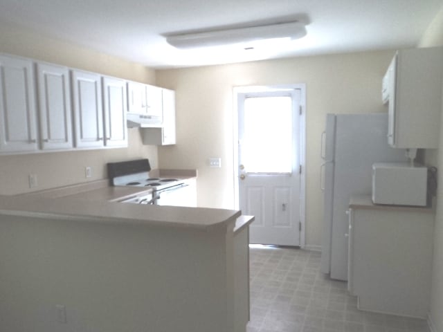 Building Photo - Students welcome! 3 BR House with rocking chair front Porch. Close to UNCW
