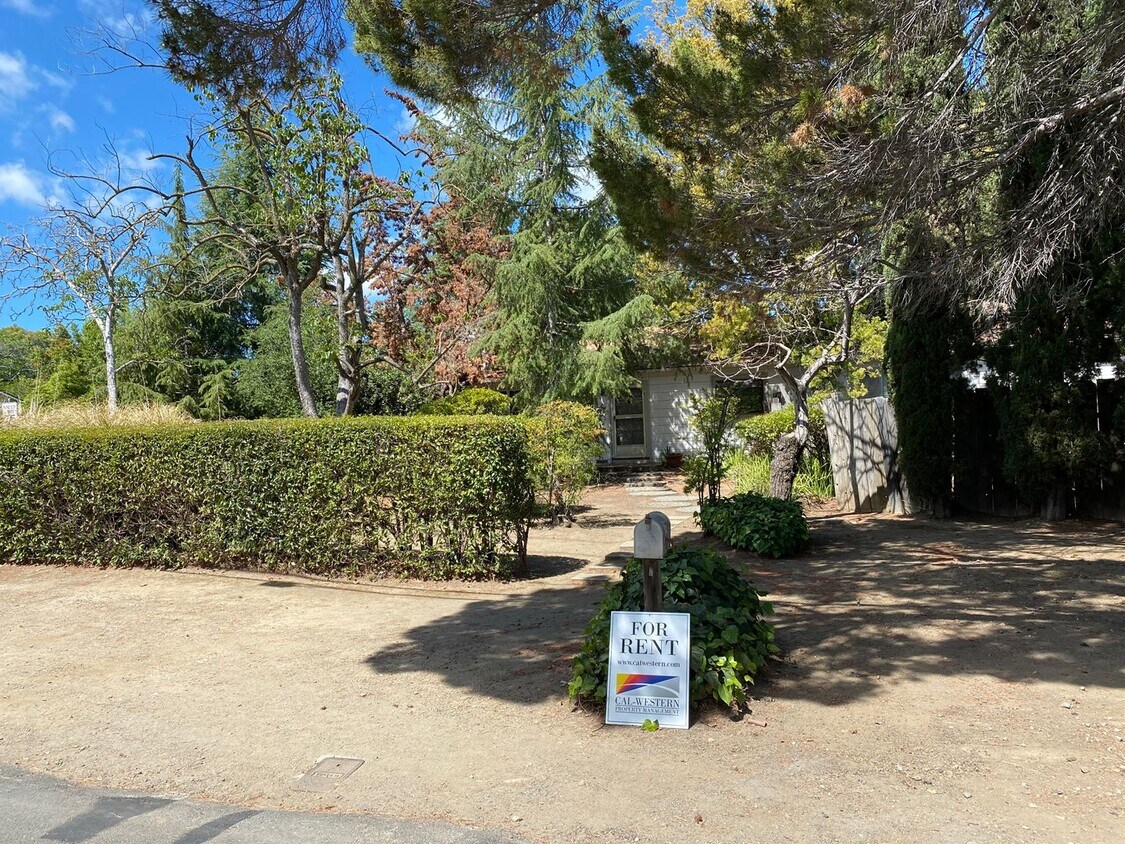 Foto principal - 3 bed + bonus room House available. Pets W...