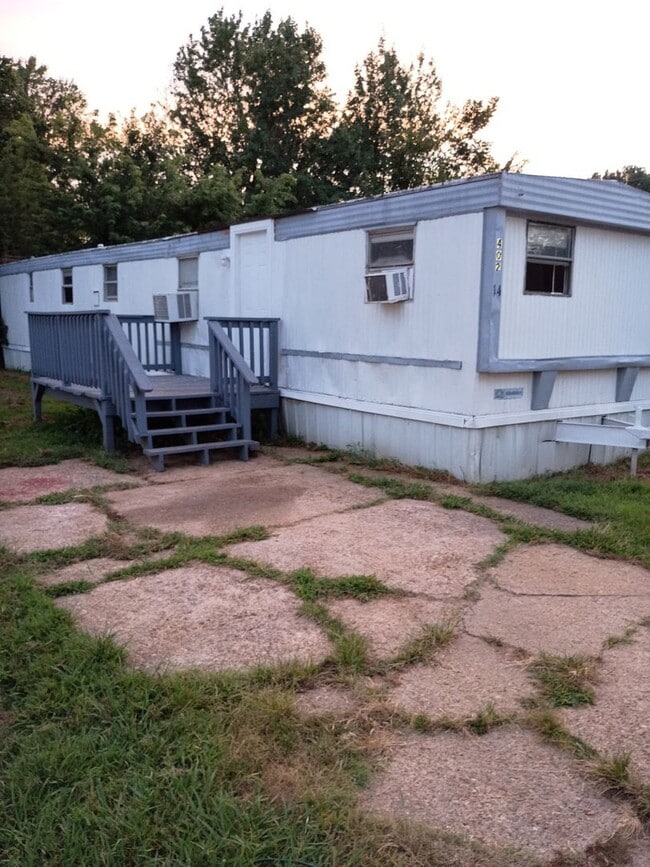 Building Photo - 402 Dawn Ave