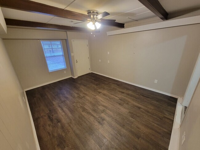 Building Photo - 4 Bed 1.5 Bath