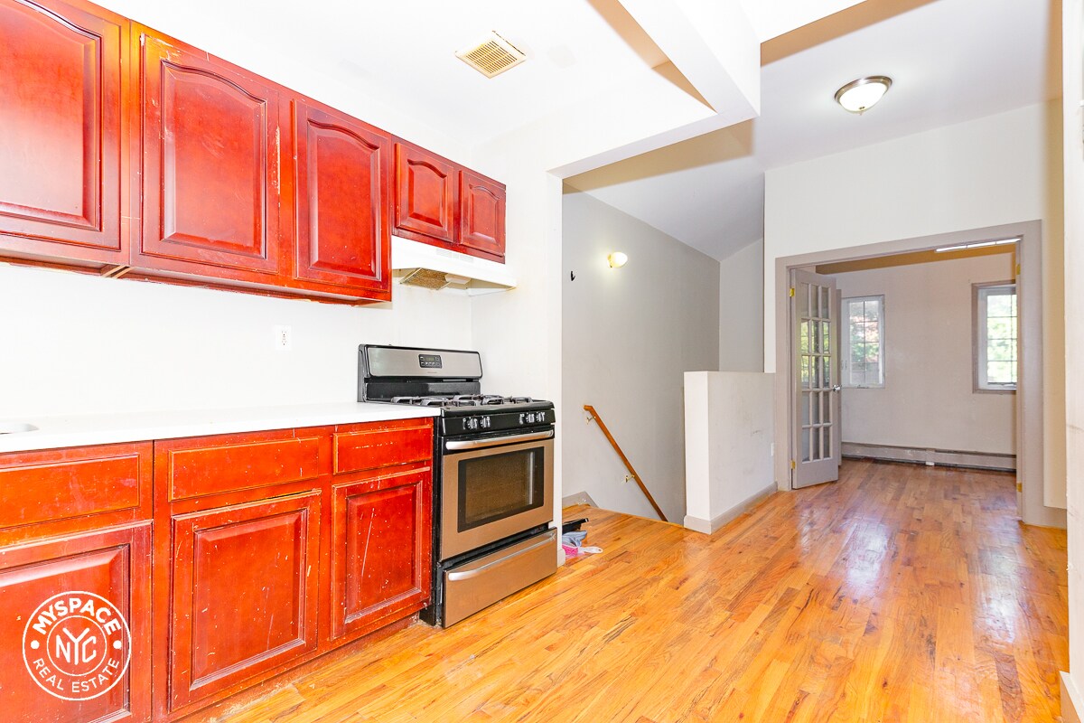 Primary Photo - 966 Myrtle Ave