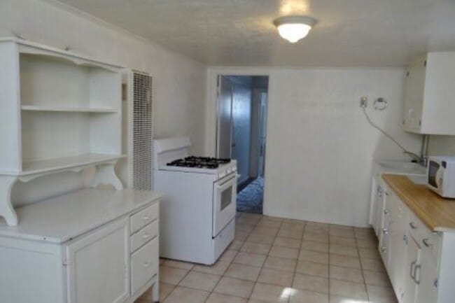 Building Photo - 739 Custer Ave