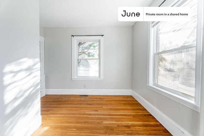 Building Photo - Private bedroom in 3 bed/1 bath Home