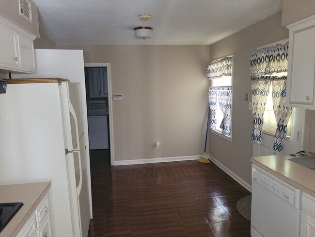 Building Photo - 3 bedroom 2 baths