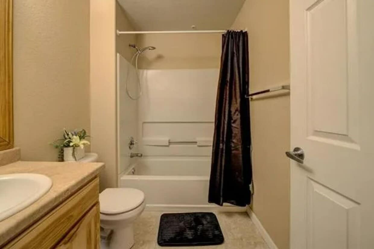 Building Photo - 2 Bedroom 2 Bath 2 Car Garage Condo in Bra...