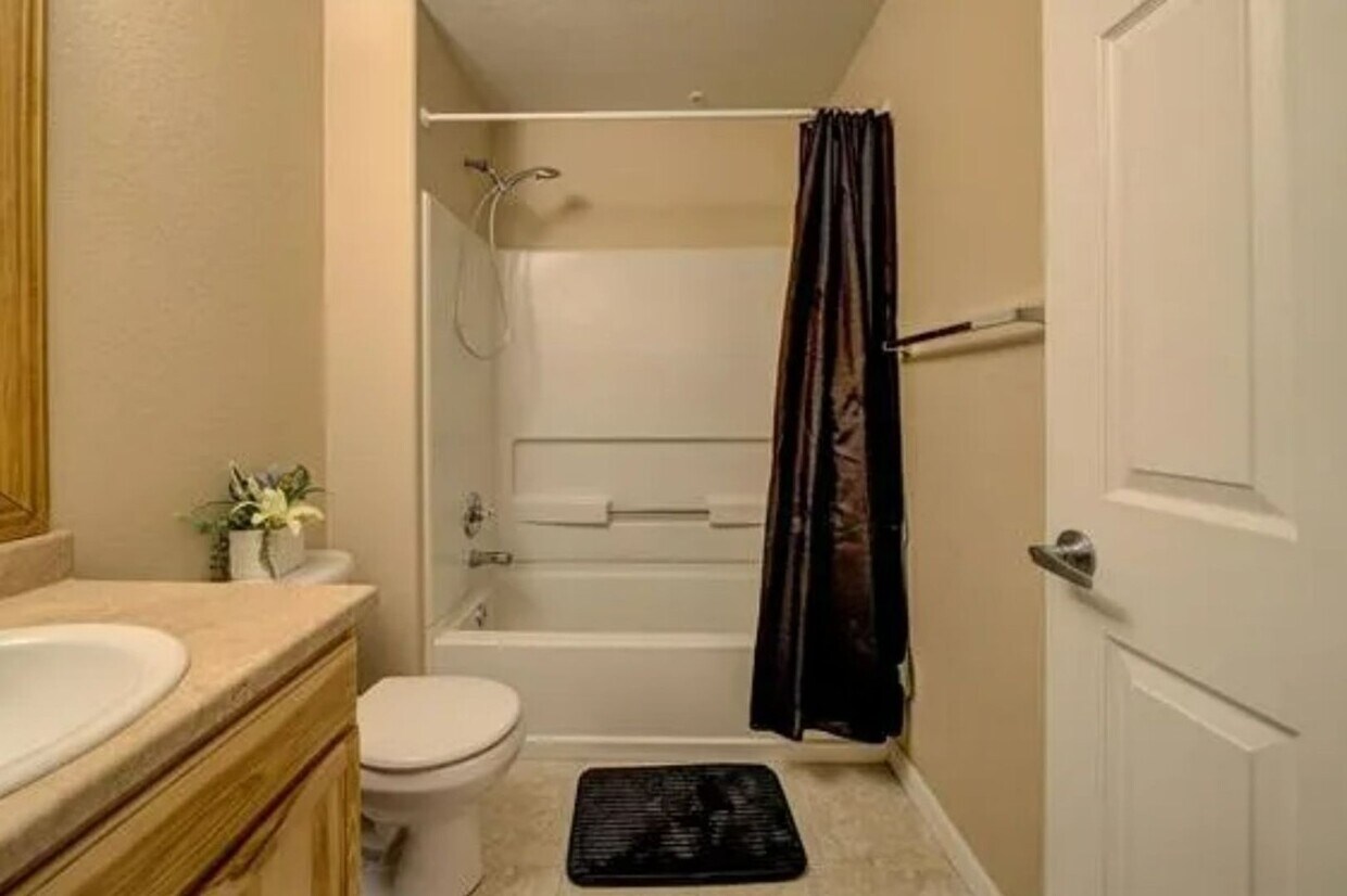 Foto del edificio - 2 Bedroom 2 Bath 2 Car Garage Condo in Bra...