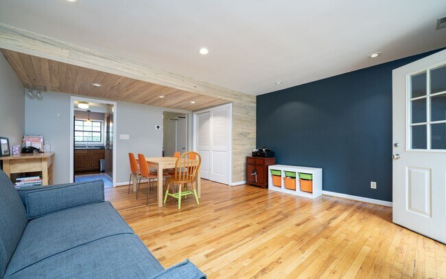 Building Photo - Fabulous 2 BD Carrboro Townhouse in White Oak Community!