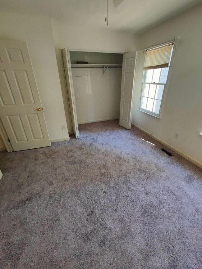 Building Photo - 2 BR/ 2.5 BA Two Bedroom Townhouse in the West End.