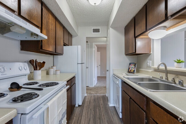 2HAB, 2BA - 911SF B2 - Cocina - ReNew Hyde Park