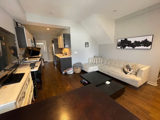 Foto del edificio - 2048 W Webster Ave