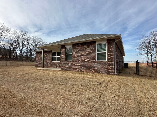 Building Photo - Beautiful 3 Bedroom, 2 Bathroom on 1.46 Acre Wooded Lot!