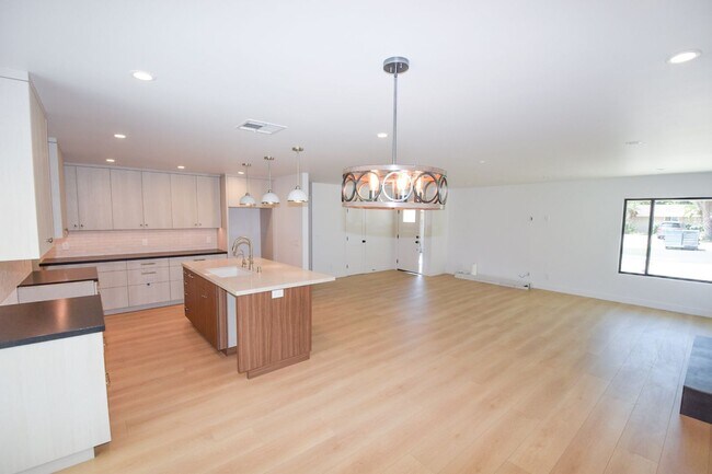 Building Photo - 3BED/2BATH Single Story Home in Camarillo