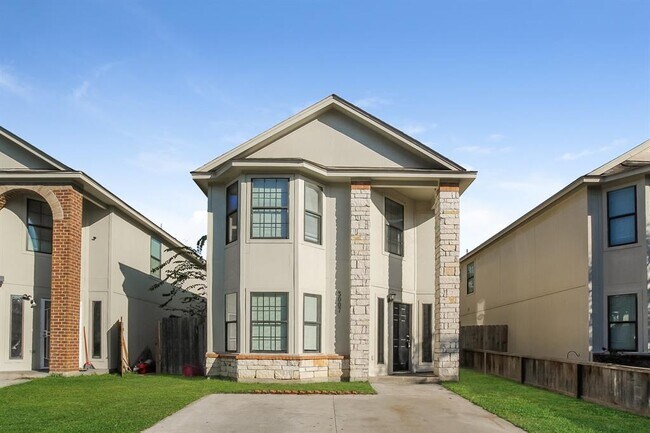 Building Photo - 3007 La Estancia Ln
