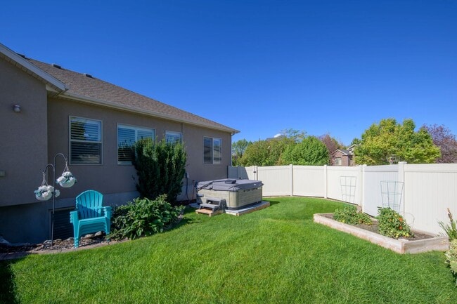 Building Photo - Move-In Ready Upstairs Unit – Available Now