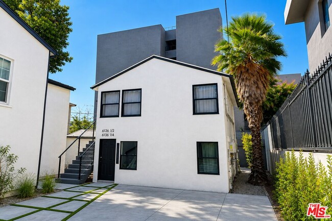 Foto del edificio - 6136 Carlos Ave
