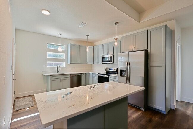 Foto del edificio - 7580 E Bay Blvd