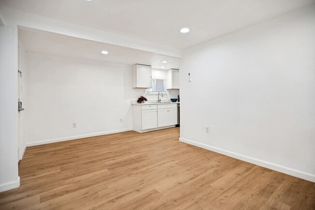 Building Photo - 905 W Abram St