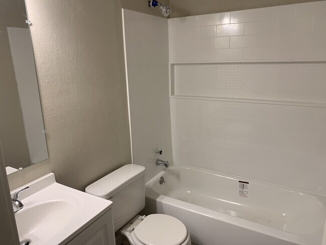 Building Photo - 49 Royal Crest Dr