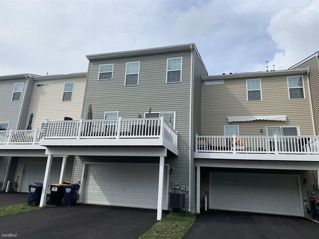 Building Photo - 3 br, 2.5 bath Townhome - 107 South Ridge ...