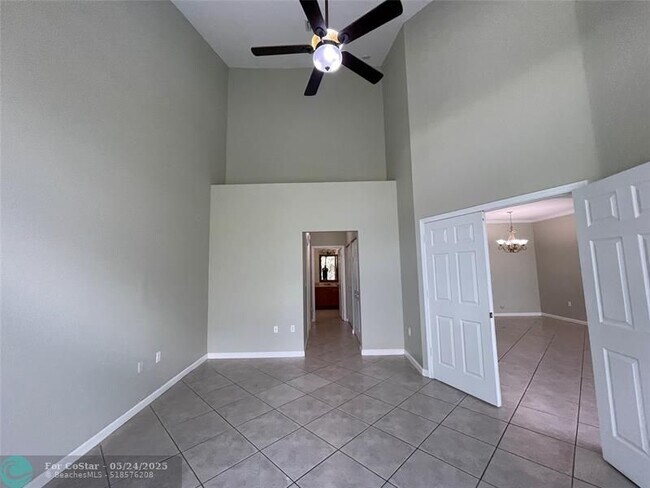Foto del edificio - 5031 Madison Lakes Cir W