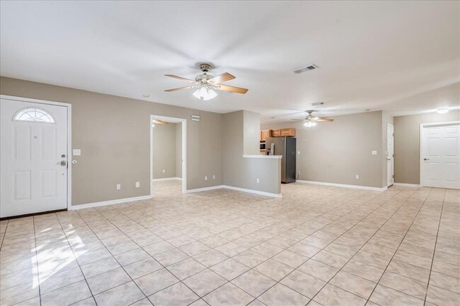 Foto del edificio - 1004 Misty Acres Dr