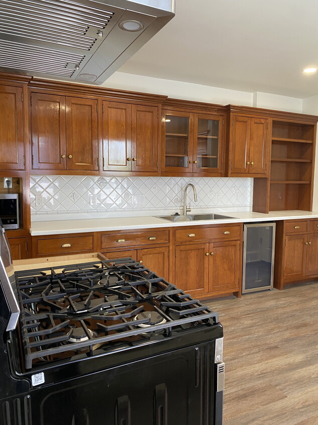 Beautiful kitchen with mini-fridge - 162 Circuit Rd