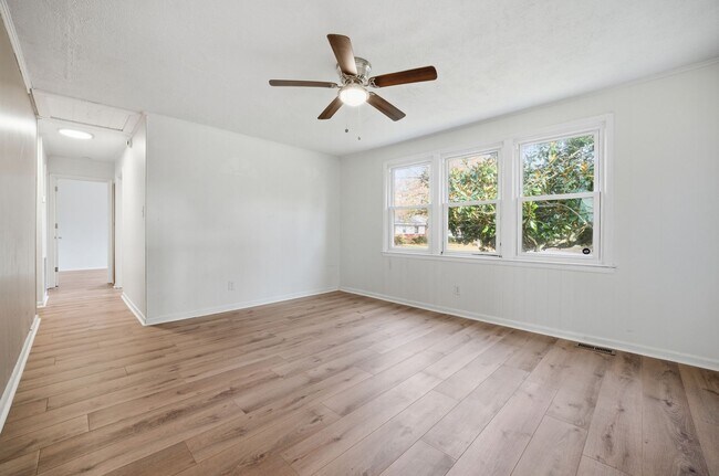 Building Photo - Three Bedroom House