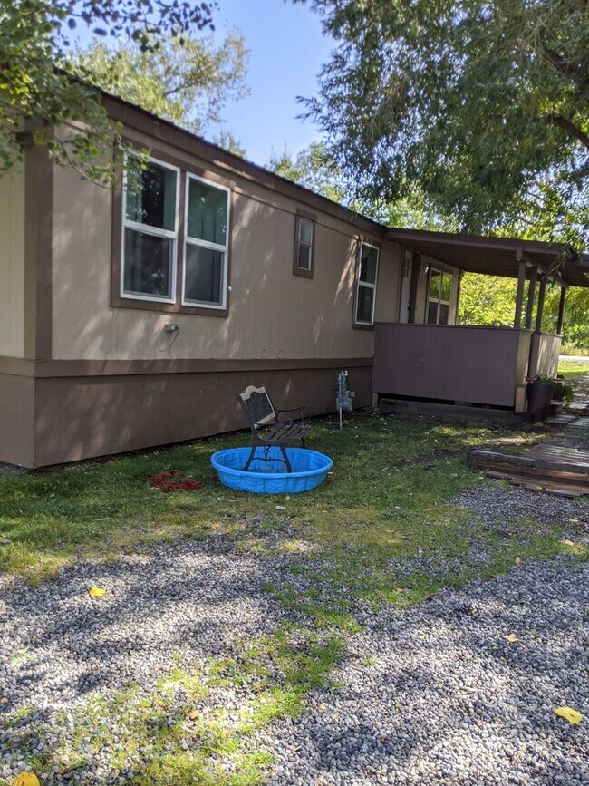 Foto del edificio - Cozy pet friendly location on a large lot