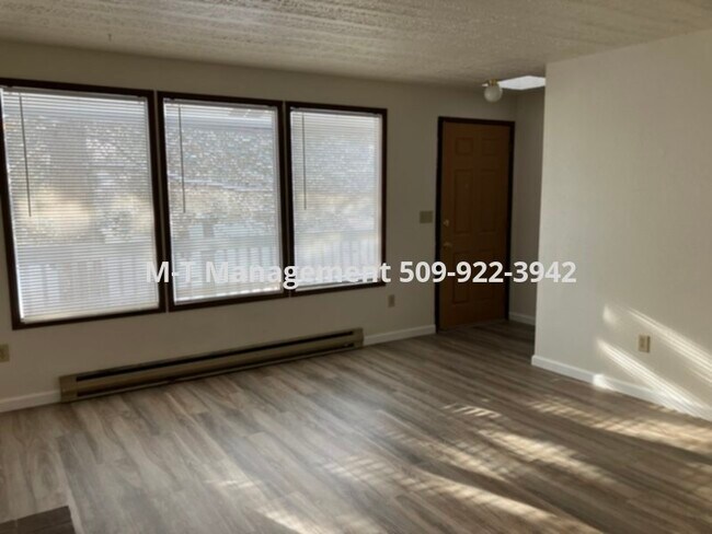 Building Photo - 2 BR/1 Bath Spokane Valley upstairs 4-plex...