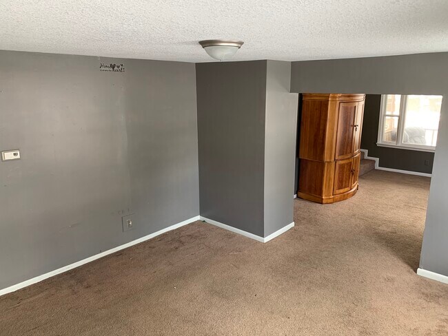 Dining Room / Family Room - 301 E Pottawatamie St
