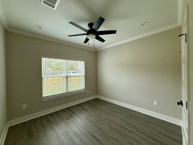 Building Photo - 1602 Blue Bonnet St