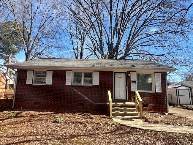 Building Photo - Two bedroom, 1 bath house in Burlington