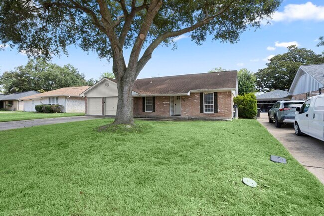 Building Photo - 2909 Livingston Dr