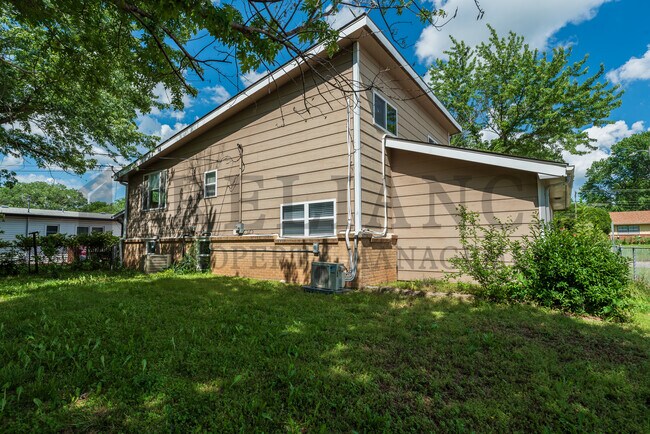 Building Photo - 533 S Westview Dr