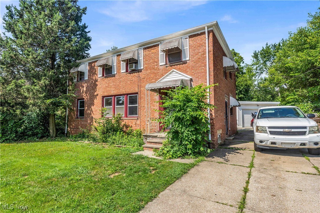 3264 E 149th St Cleveland, OH 44120 – photo 2