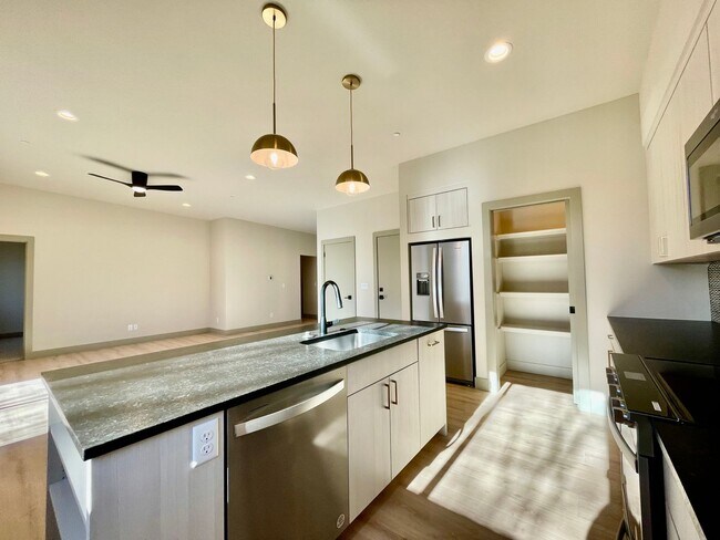 Building Photo - Spacious & Stunningly Remodeled Duplex in ...