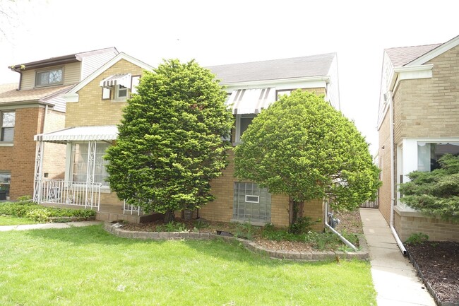 Building Photo - 2423 Elm St
