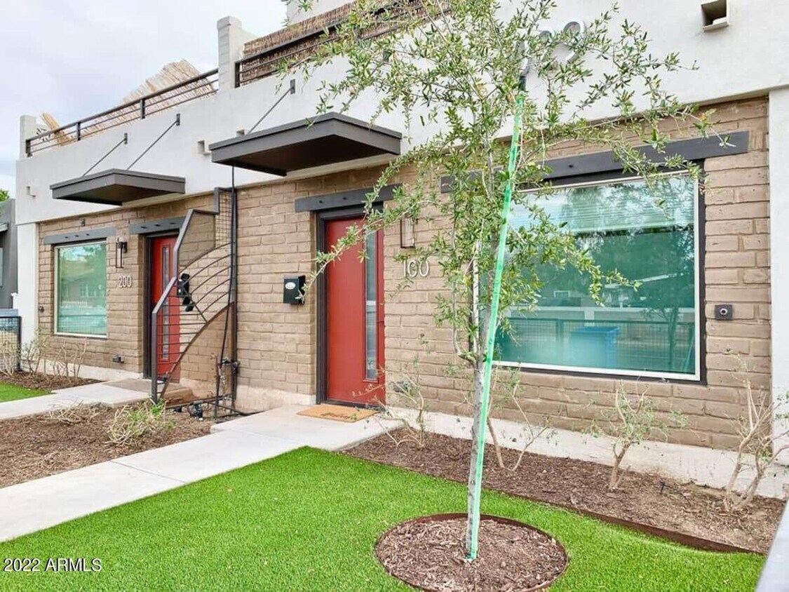 Primary Photo - 1029 E Roosevelt St