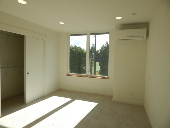 Building Photo - 3 bd 2 bath Lower Queen Anne townhouse, close to SPU