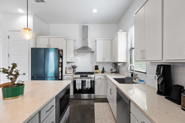 Building Photo - Charming Home Awaits: Spacious & Modern Living in a Prime Location