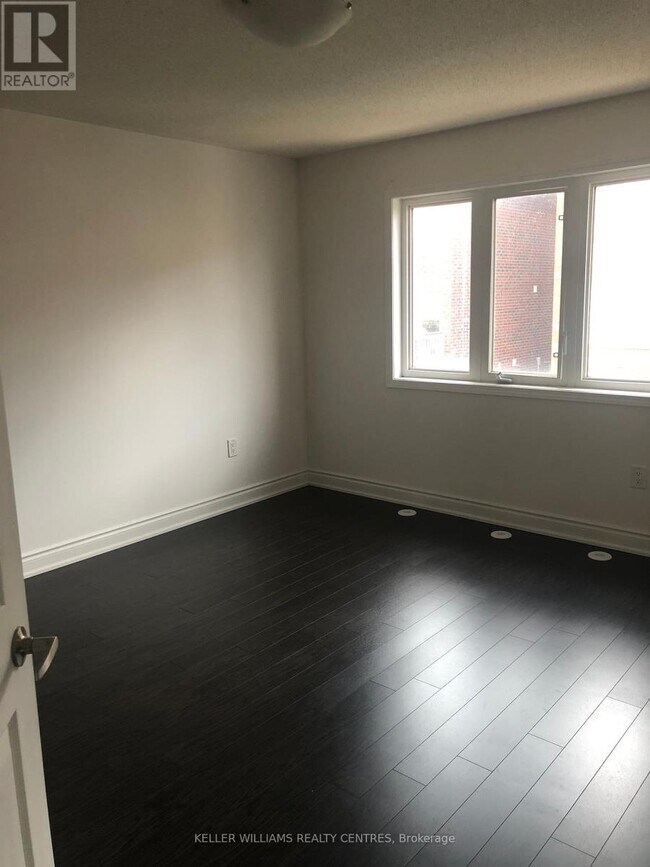 Photo du bâtiment - 896 Thompson Rd S