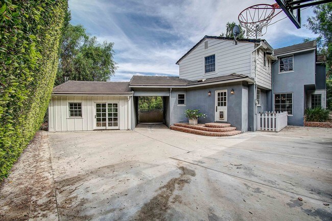 Building Photo - 4155 Chevy Chase Dr