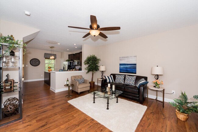 Foto del edificio - Luxury Townhome with a Garage!
