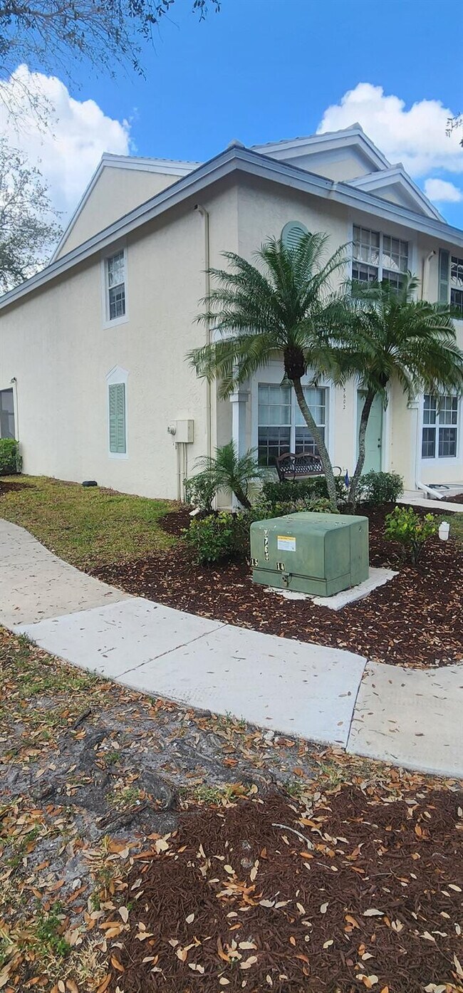 Foto del edificio - 5602 NW 99th Way