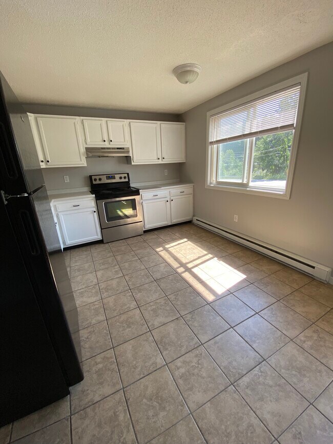 Kitchen with a lot of natural light - 250 Union St